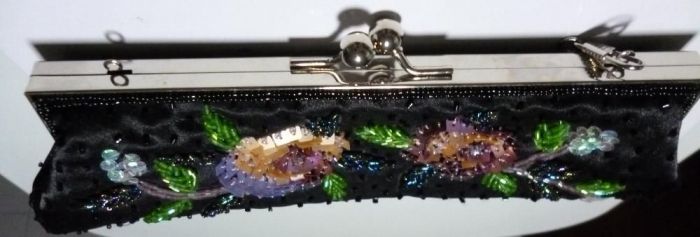 Pochet com lantejolas floridas