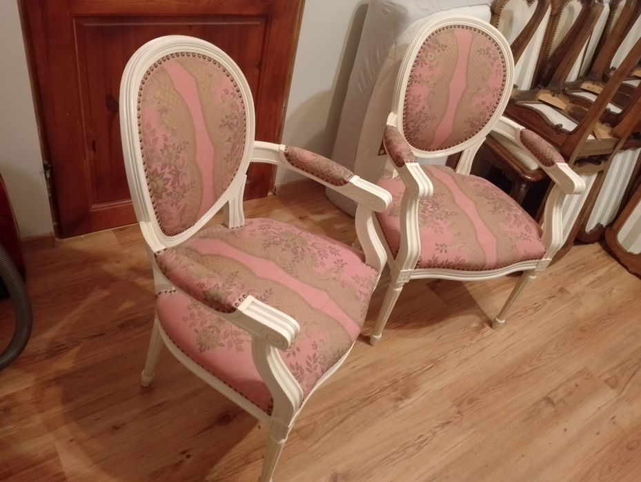 Piękne stylowe foteliki medaliony w białym stelażu  komplet