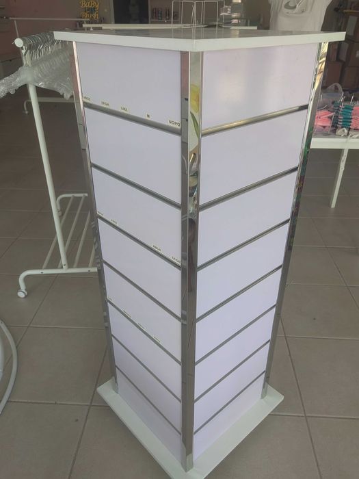 Móvel em ótimo estado para oferta dos grampos p/pendurar