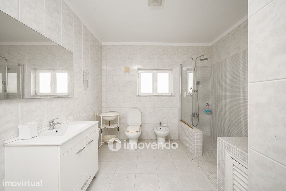 Moradia T4 com garagem e próxima da praia, na Charneca da Caparica