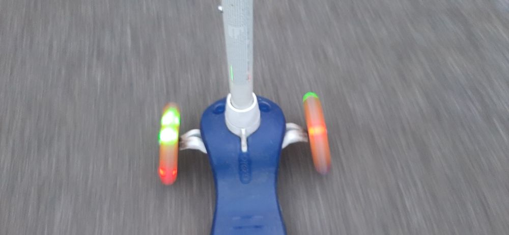 Hulajnoga trzykołowa decathlon oxelo b1 500, świecące koła