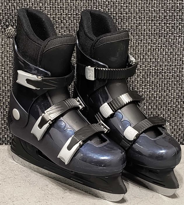 Łyżwy hokejowe rozmiar 35 , wkładki 22,0 cm Pudło.