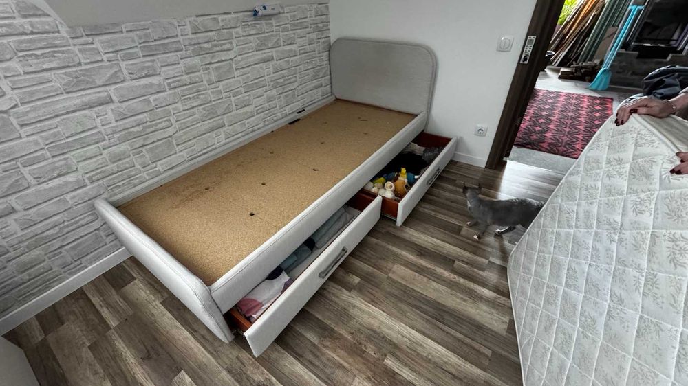 Підліткова кровать 200 х 90 з м'якою оббивкою.