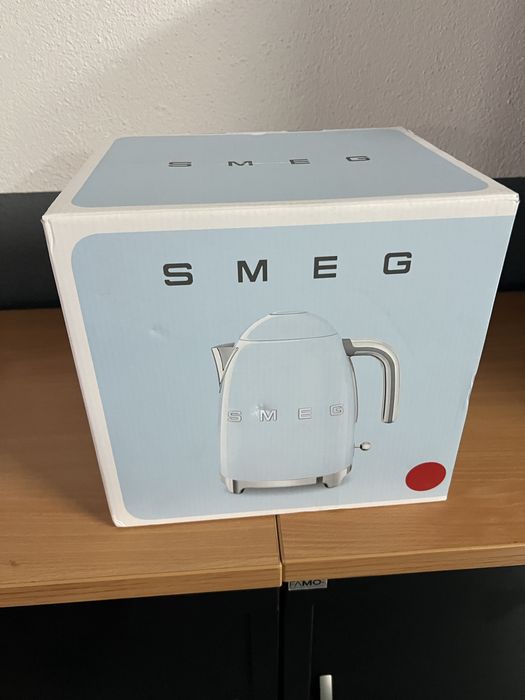 Chaleira Smeg vermelha