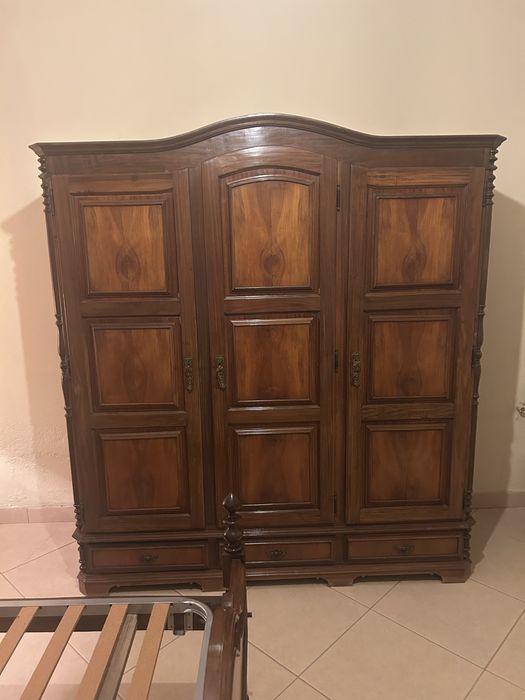 Cama, colchāo, mesa cabeçeira, roupeiro, cómoda e cadeiras
