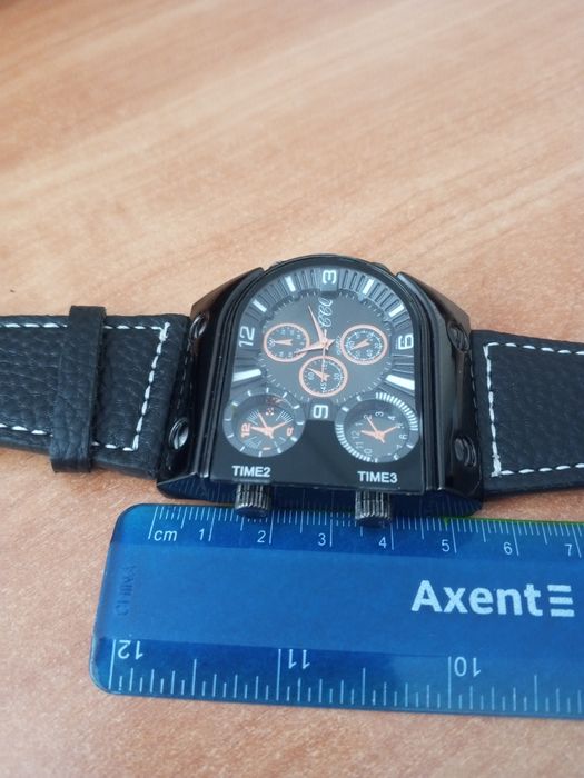 Чоловічий годинник.