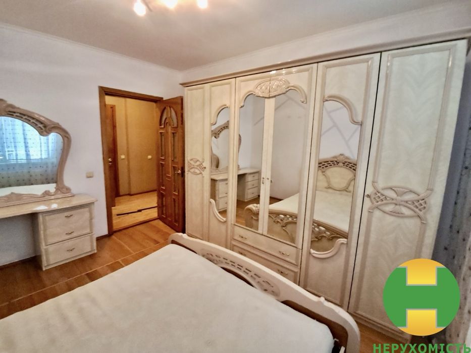 Продається 3-кімнатна квартира .Заводське