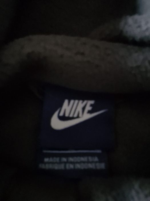 Casaco quente e leve da NIKE. Com capuz. Está impecável.