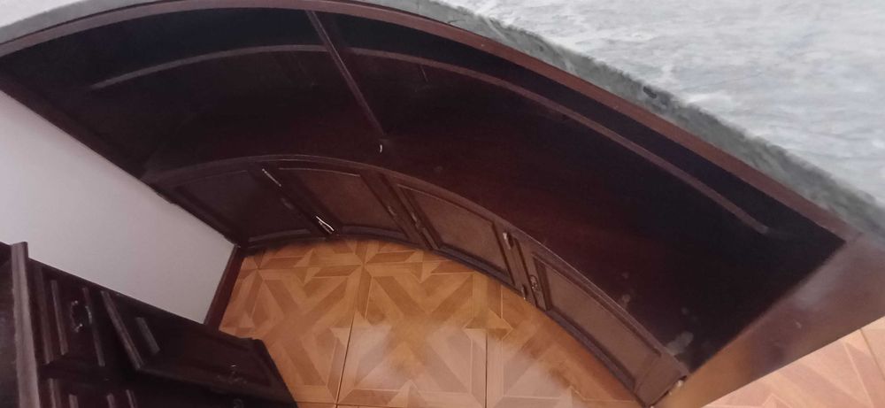 Cristaleira e Móvel Bar com Balcão e duas cadeiras altas para sala