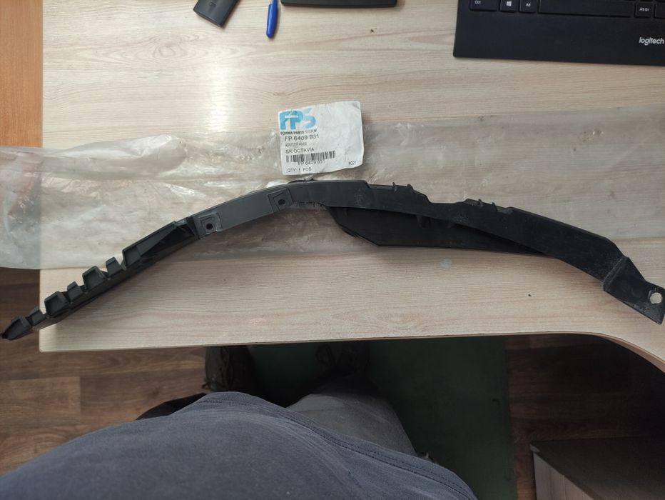 Направляюча переднього бампера Skoda Octavia