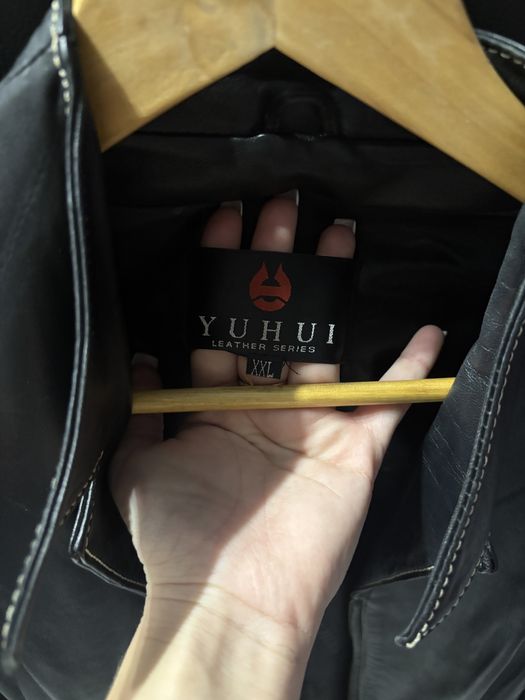 Чорний шкіряний плащ