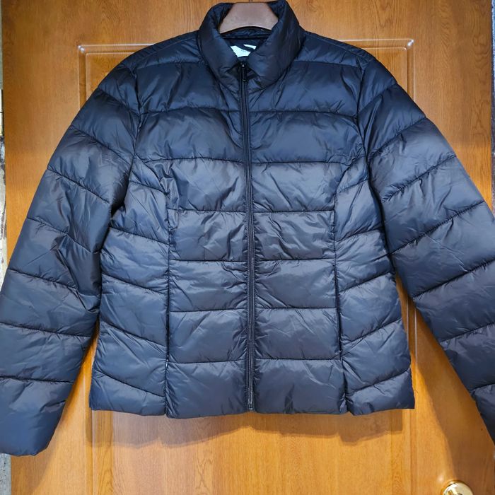 Czarna kurtka na stójce