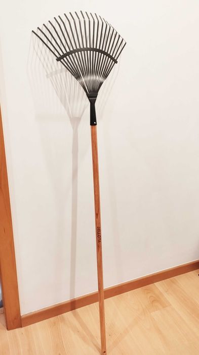 Vassoura Jardim Bellota (cabo de madeira)