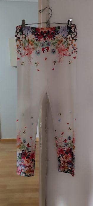 Leggings brancas floridas tamanho M. Nunca usadas