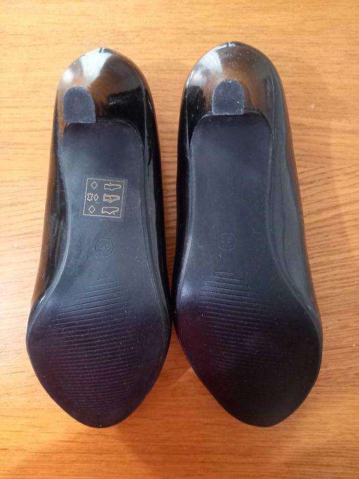 Sapatos pretos de verniz
