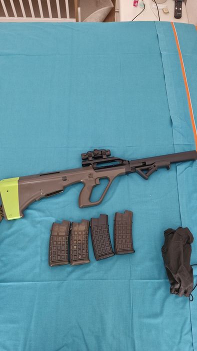 Airsoft Steyr Aug Tokyo Marui com phantom kit