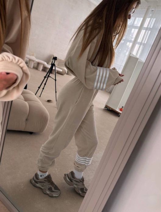 Велюровий костюм з лампасами