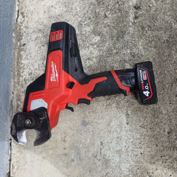 Milwaukee M12 CC obcinak do kabli z baterią 4ah