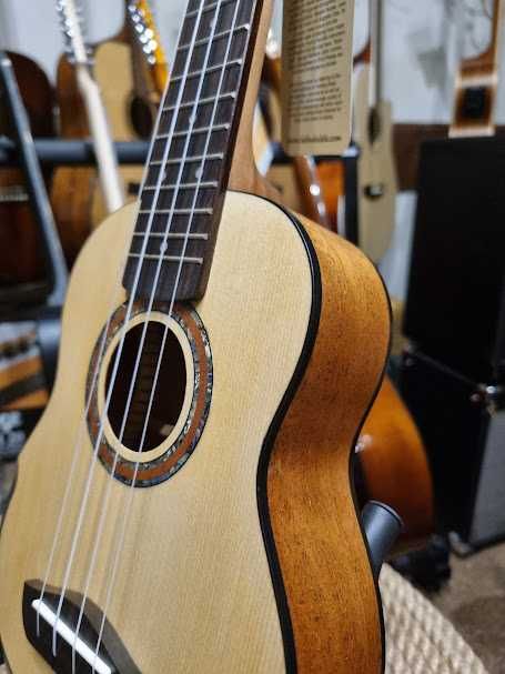 Laila UMC-2115-SM Solid Top ukulele sopranowe + super pokrowiec