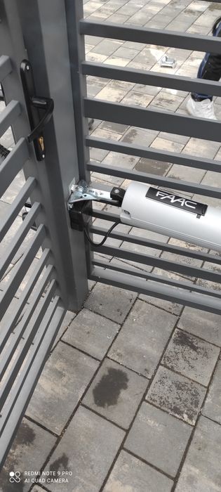 Montaża siłowników wjazdowych Automaty wjazdowe garażowe domofony