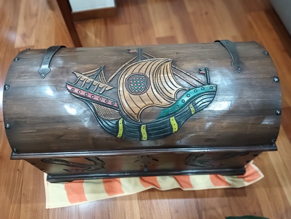 Baú em madeira muito bonita como nova