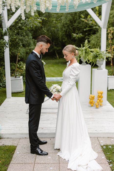 Suknia slubna miniamlistyczna prosta elegancka