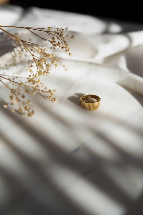 Złoty pierścionek regulowany fakturowany Golden Jungle