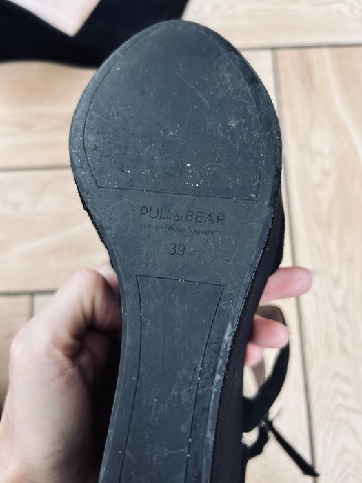 Czarne buty na koturnie