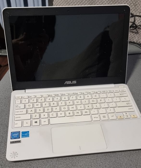 Asus notebook biały