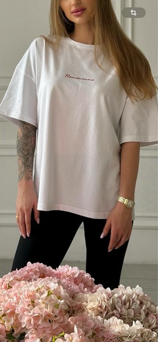 Вільна базова біла футболка