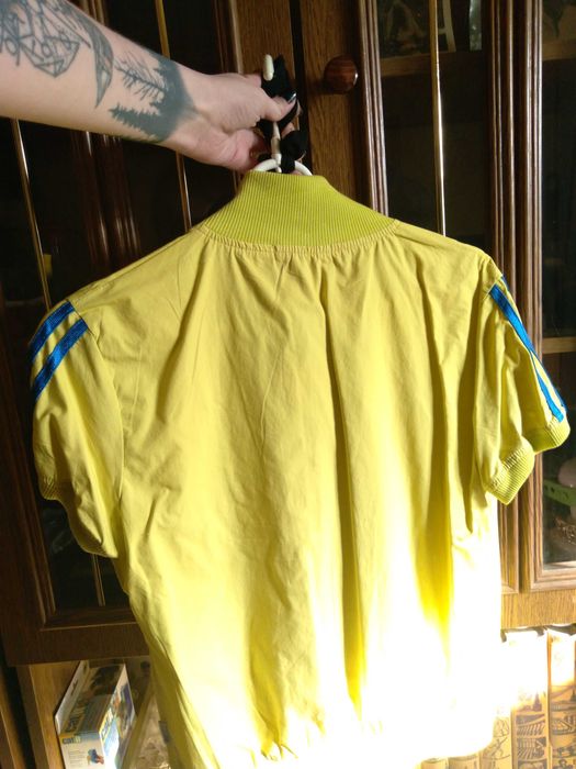 жовто-синя футболка на застібці спортивна