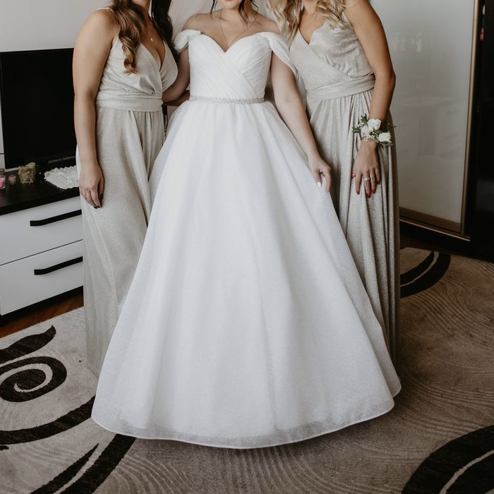 Весільна сукня пишна , біла , блискуча