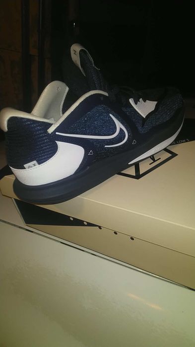 Boas estou a vender tênis Nike kyrie 5 low TB Black