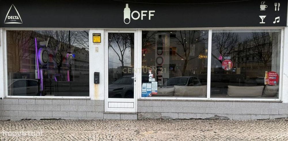 Espaçoso bar com vista panorâmica em localização privilegiada