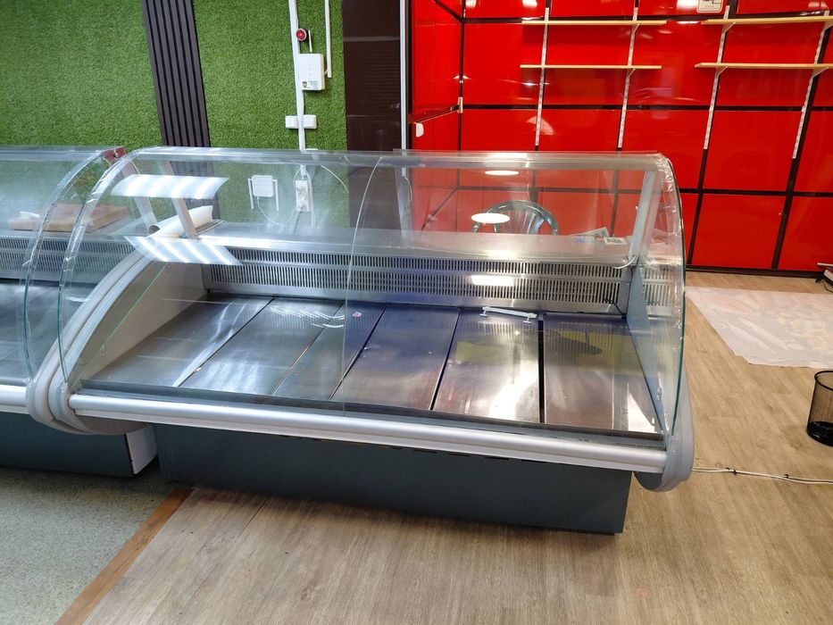 Холодильные витрины ,морозильный ларь Juka в очень хорошем состоянии..