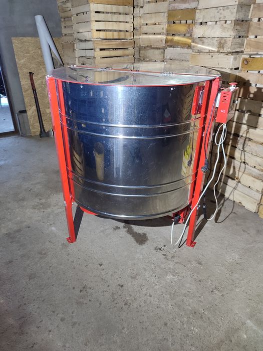 Медогонка автоматична на 8 рамок «Рута» – Ремінна