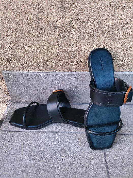 Skórzane klapki z klamrą Reserved