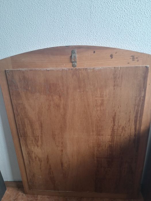 Espelho com caixilho em madeira de cerne. Dimensões: 84 cm x 66,5cm , como novo