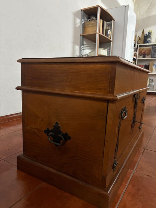 Arca garrafeira em madeira