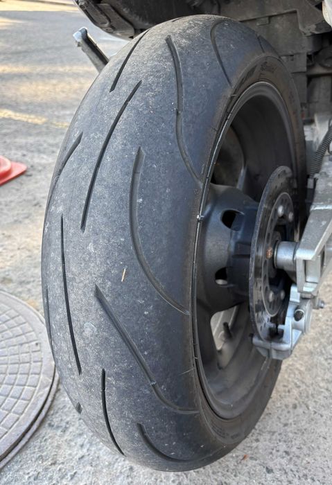 2 Pneus Michelin Pilot 30% desgaste 180/55 17 (Power) e 120/70 17 (Road 2)