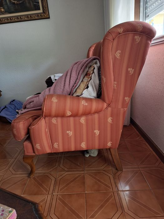 Vende-se 2 cadeirões e um sofá