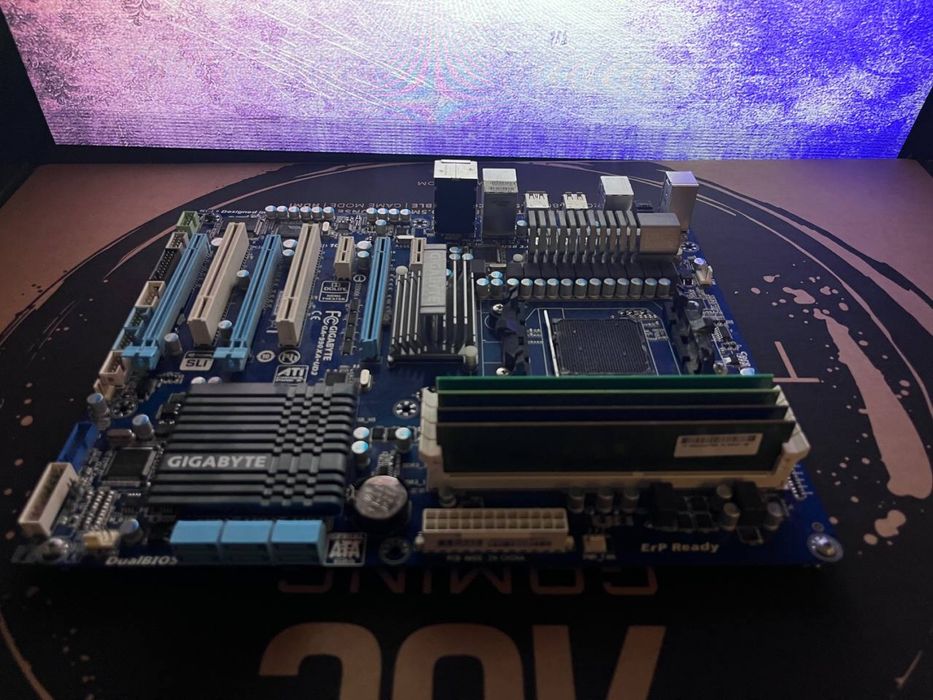 Gigabyte 990XA-UD3 (AM3+) + 4x DDR3 12GB