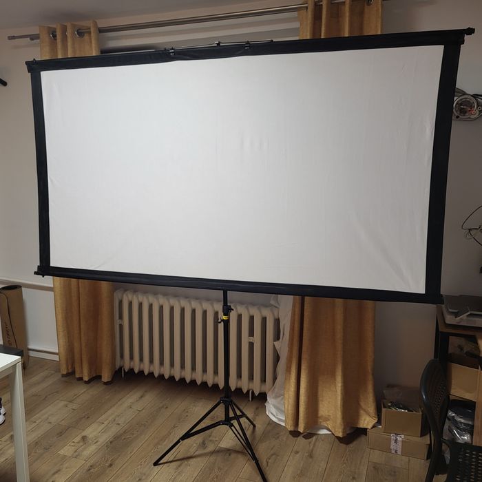 Ekran projekcyjny na statywie – 185 × 100 cm