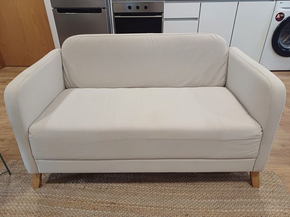 Sofá 2 lugares, compacto, cor bege.