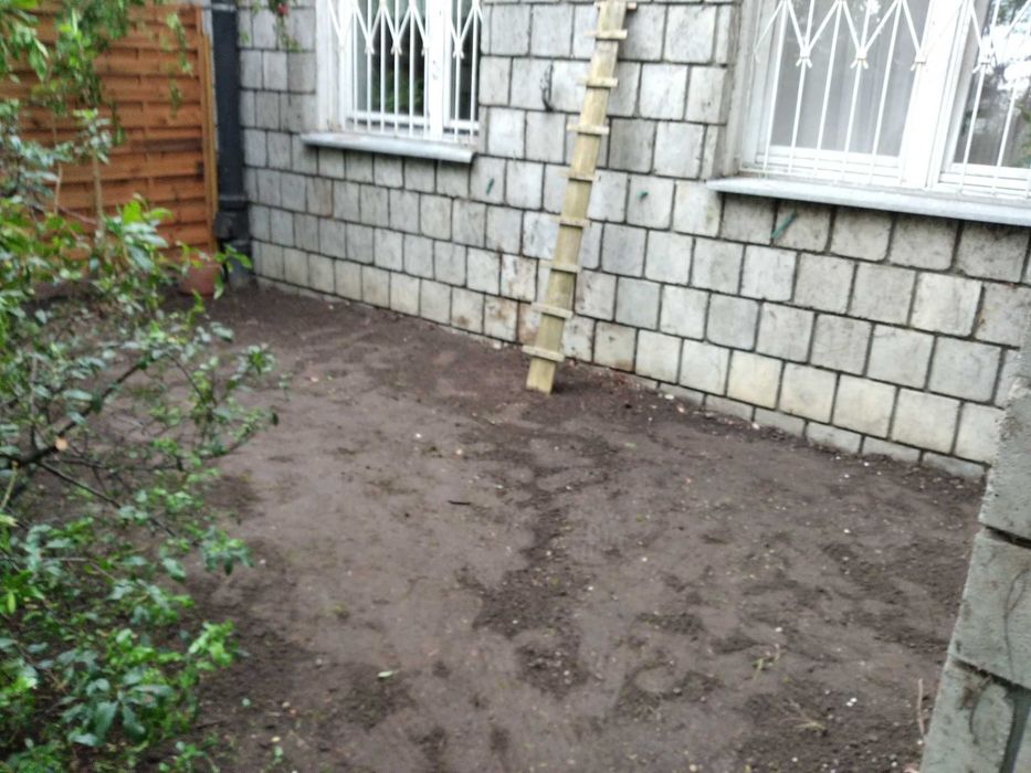 Ogrodnik sprzątanie posesji jesienne porządki czyszczenie liści ogrody