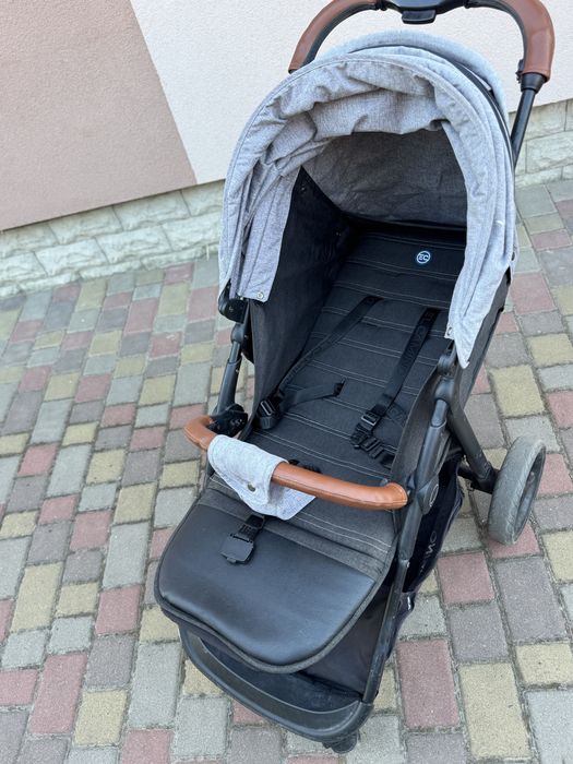 Продам прогулянкову коляску