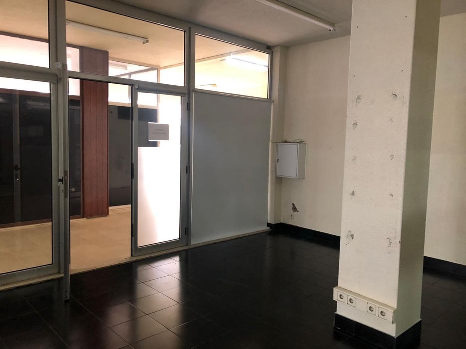Arrenda-se  loja na Rua Professor Bento de Jesus Caraça, 43