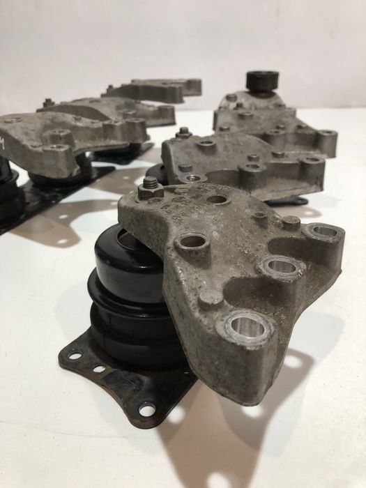 Подушка (опора, кранштейн) двигуна /коробки Шкода Фабія /Румстер мотор