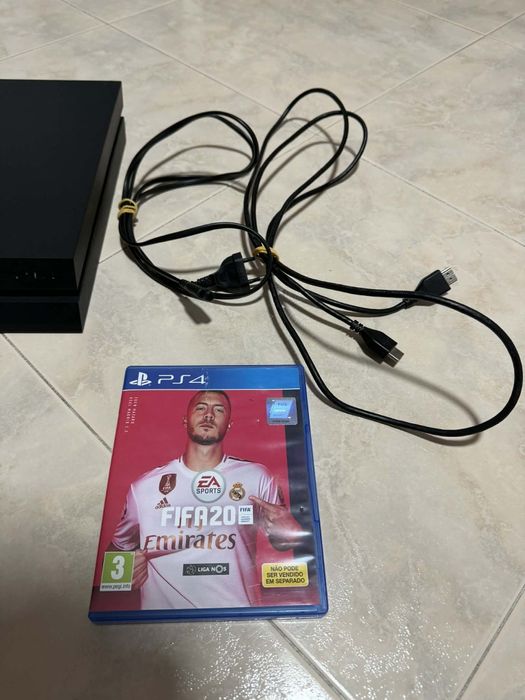 Ps4 com 1 comando original e 1 jogo