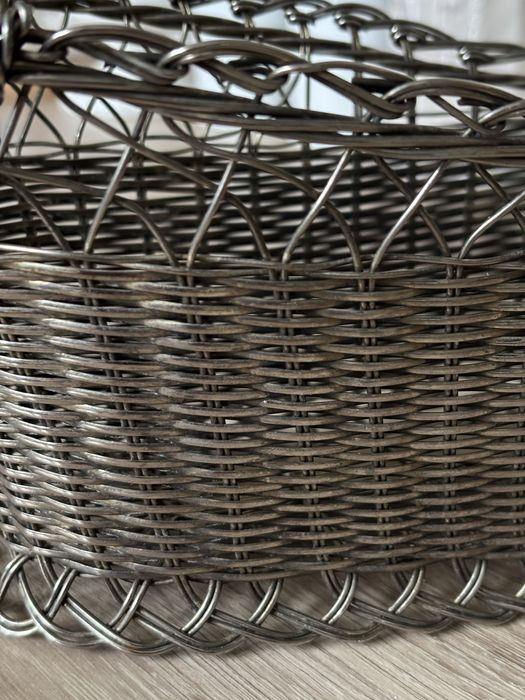 Metalowy koszyk do serwowania wina